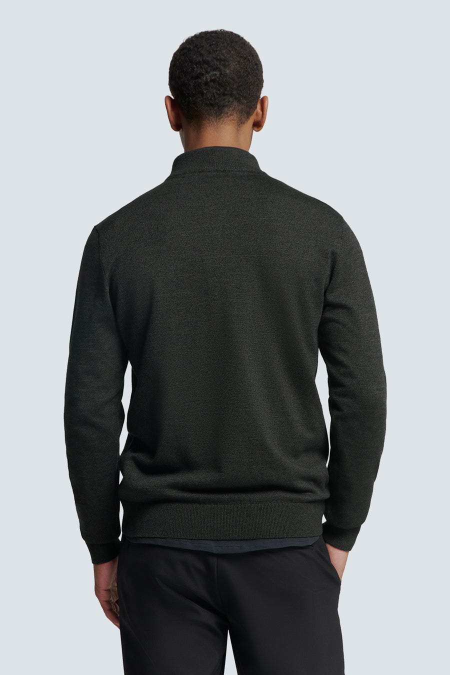 Pull à col roulé gris de NO EXCESS, porté avec un pantalon noir, vue de dos.