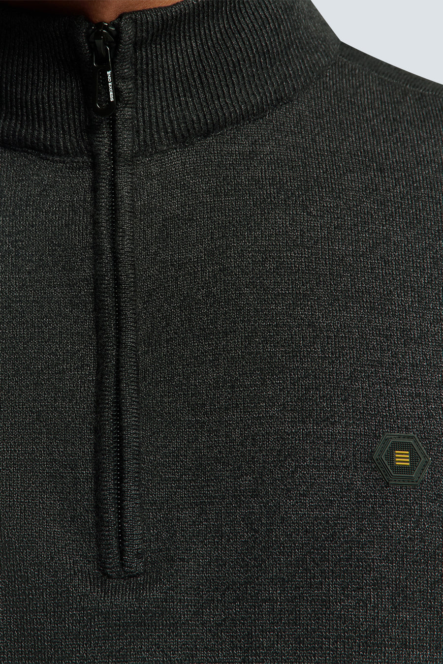 Pull à col roulé gris de No Excess avec fermeture éclair courte et motif à chevrons discret.