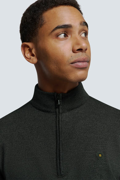 Pull à col roulé gris by NO EXCESS avec fermeture éclair et logo hexagonal sur la poitrine.
