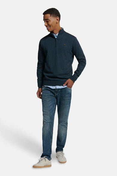 Pull à col roulé bleu de NO EXCESS, porté avec une chemise bleu clair et un jean.