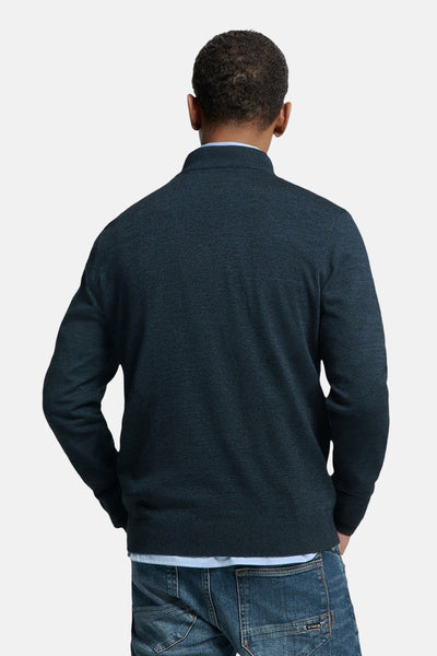 Pull à col roulé bleu de NO EXCESS, porté avec une chemise claire et un jean.