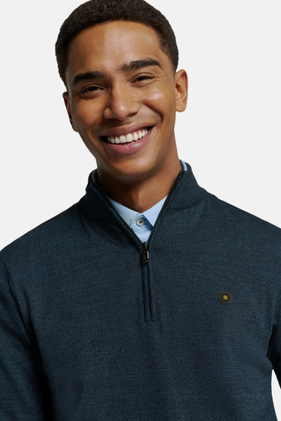 Pull à col roulé bleu NO EXCESS avec une fermeture éclair partielle et un logo hexagonal.