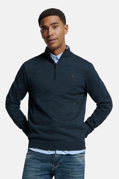 Pull à col roulé bleu de NO EXCESS, porté sur une chemise bleu clair et un jean.