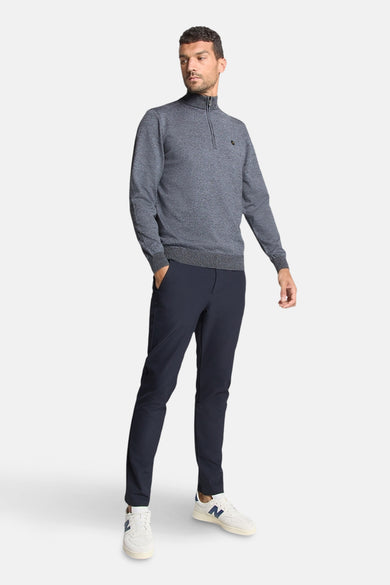 Blauwe coltrui NO EXCESS met ritssluiting, gedragen met een marineblauwe broek en witte sneakers.