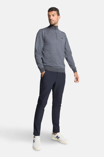 Blauwe coltrui NO EXCESS met ritssluiting, gedragen met een marineblauwe broek en witte sneakers.