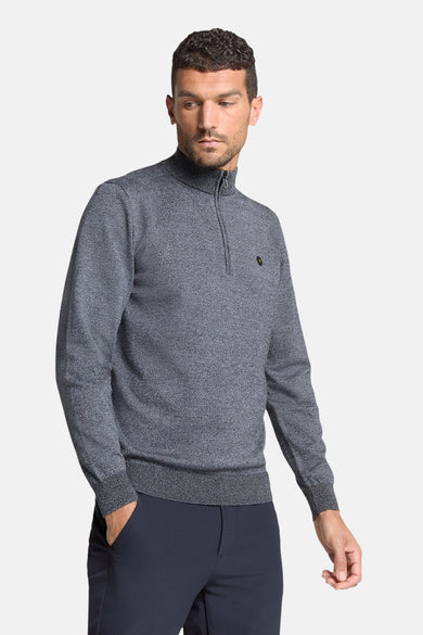 Blauwe coltrui van NO EXCESS, met ritssluiting tot halverwege en discreet logo op de borst.