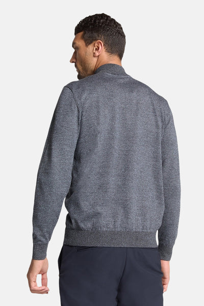 Pull à col roulé bleu de NO EXCESS, porté avec un pantalon bleu marine, vue de dos.