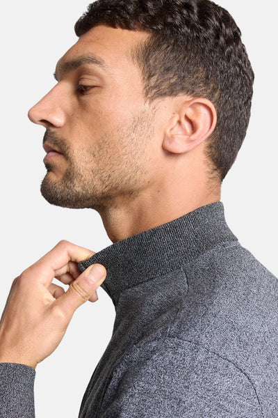Pull à col roulé bleu de NO EXCESS, en maille texturée, porté avec le col remonté, vue de profil.
