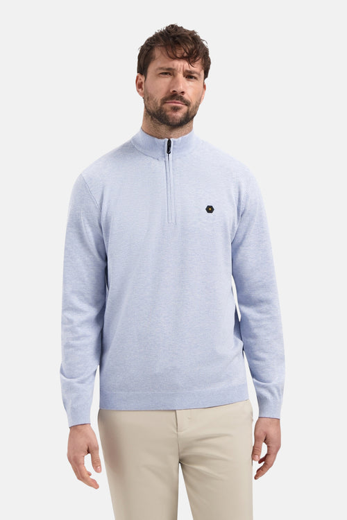 Lichtblauwe trui met col van NO EXCESS, met korte ritssluiting en discreet zeshoekig logo.