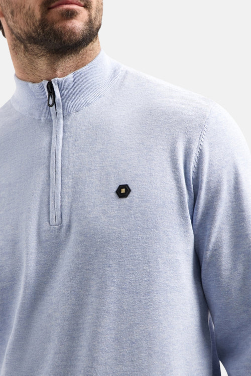 Blauwe trui van NO EXCESS, met opstaande kraag met rits en logo op de borst.