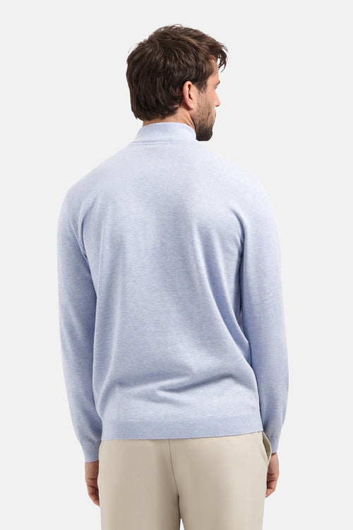 Blauwe coltrui van NO EXCESS, achterkant, gedragen met een beige broek.