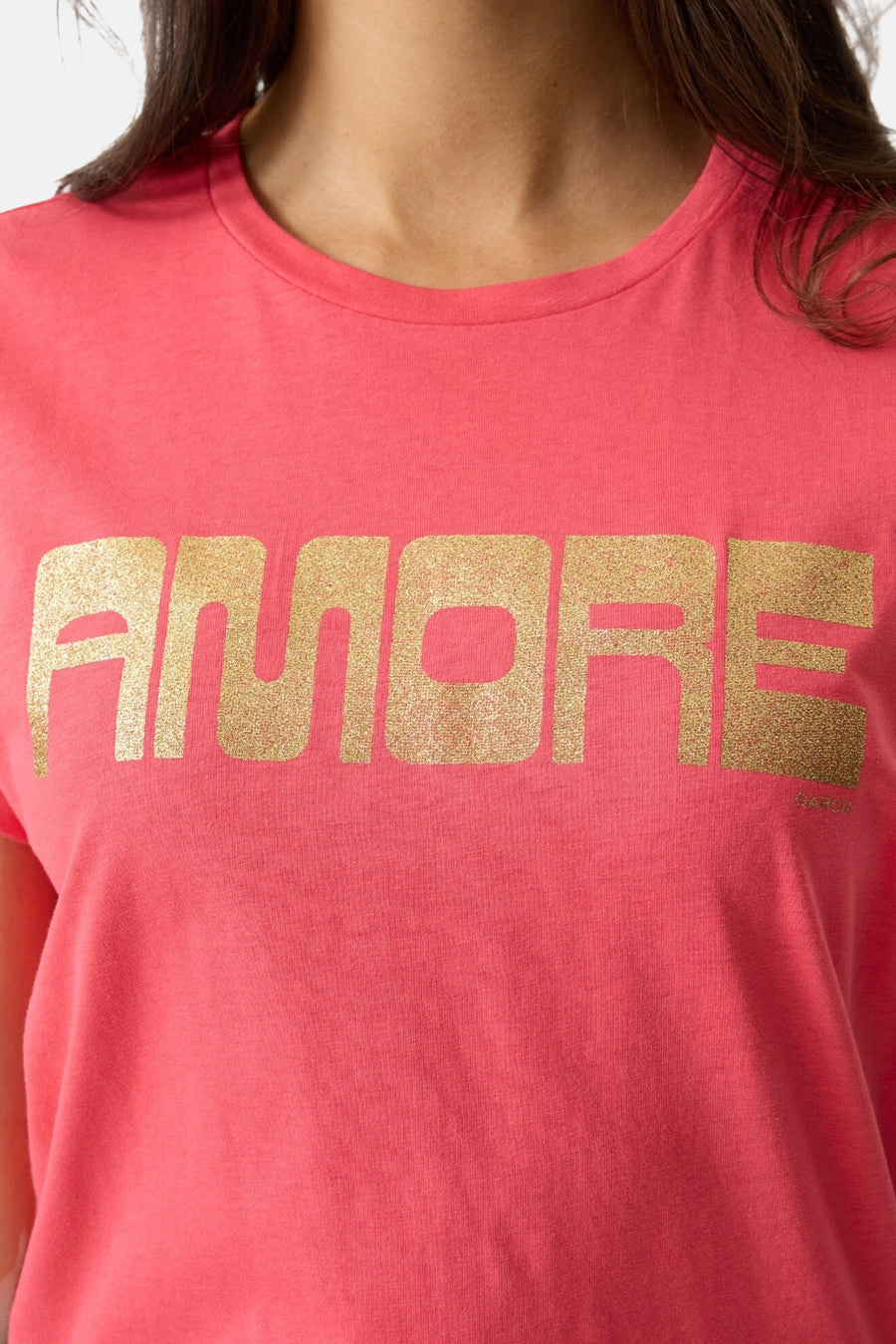 T-shirt rose à manches courtes de GARCIA, avec inscription dorée "AMORE" sur le devant.
