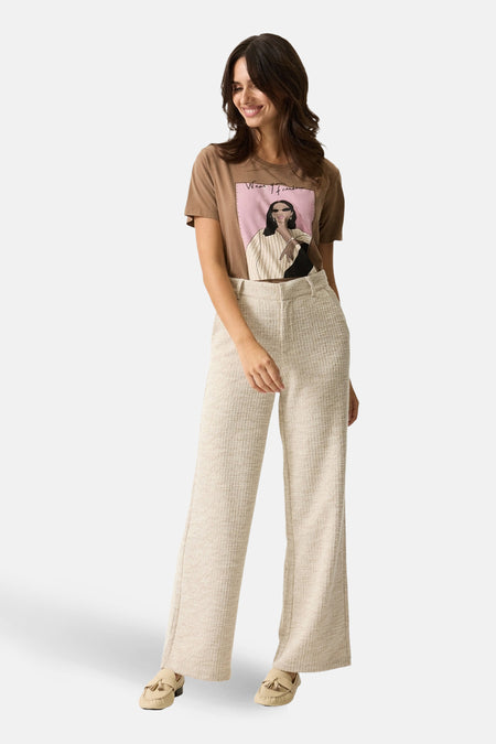 T-shirt taupe à manches courtes de GARCIA, imprimé d'un motif graphique sur le devant.