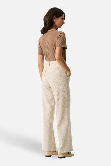 T-shirt taupe à manches courtes de GARCIA, porté avec un pantalon texturé clair à poches carrées.