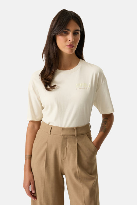 T-shirt beige à manches courtes de GARCIA, porté avec un pantalon taille haute marron.