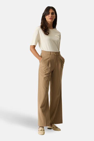 T-shirt beige à manches courtes de GARCIA, porté avec un pantalon large taille haute marron et des mocassins crème.
