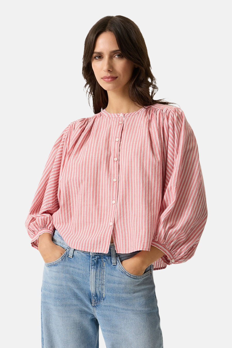 Chemisier à manches longues multicolore de GARCIA, rayures verticales, porté avec un jean taille haute.
