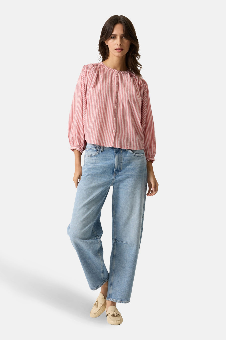 Chemise à manches longues rayée rose et blanc de GARCIA, portée avec un jean ample et des mocassins à glands.