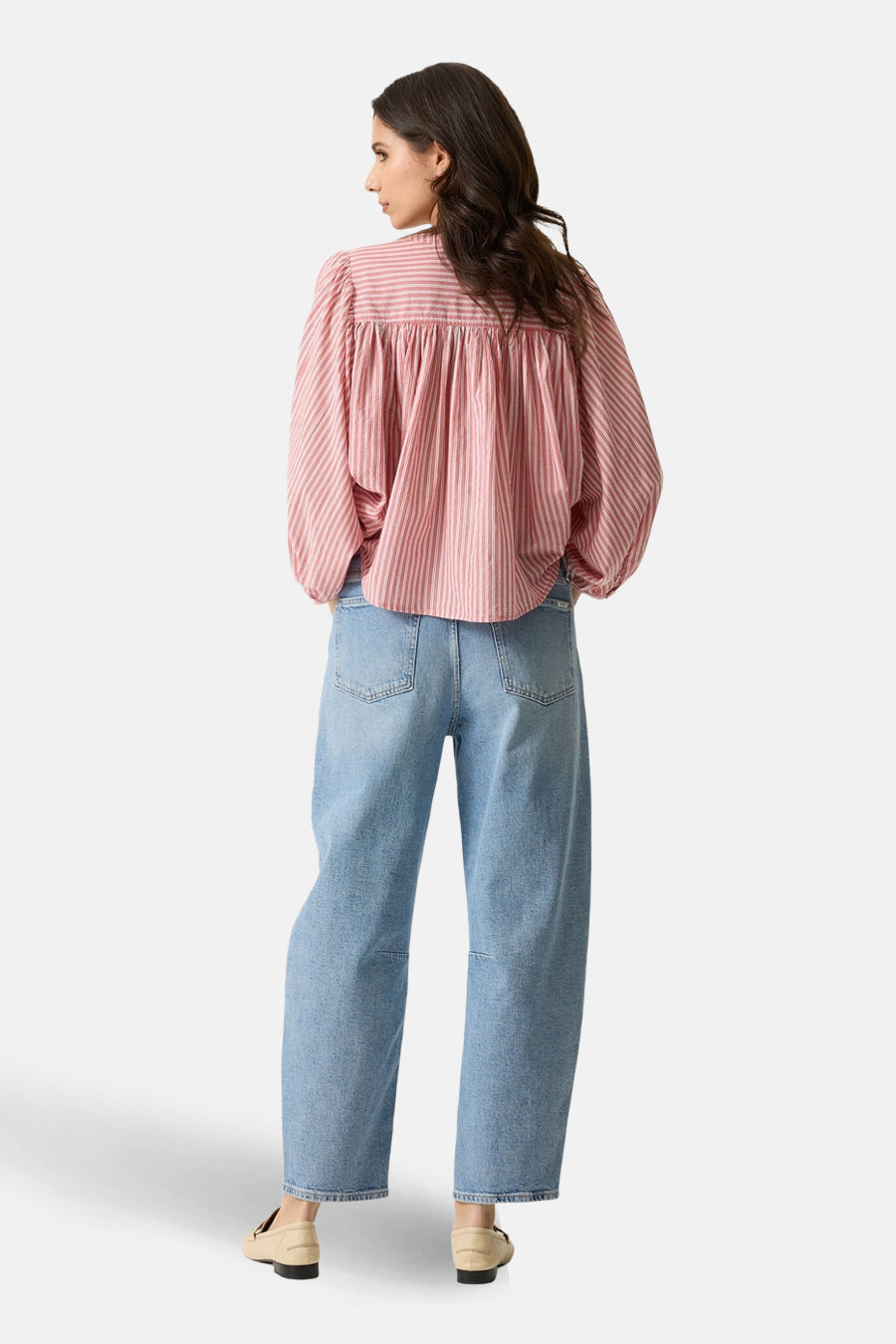 Chemise à manches longues rayée rouge et blanc de GARCIA, portée avec un jean bleu taille haute.