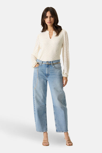 Ecru blouse met lange mouwen van GARCIA, met chevronpatroon, pofmouwen en gedragen met een high-waisted jeans.