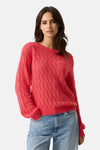 Pull rose à col rond de GARCIA, avec un motif ajouré et porté avec un jean.
