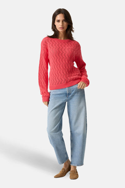 Roze trui met ronde hals van GARCIA, met een ajourpatroon en gedragen met een wijde jeans.