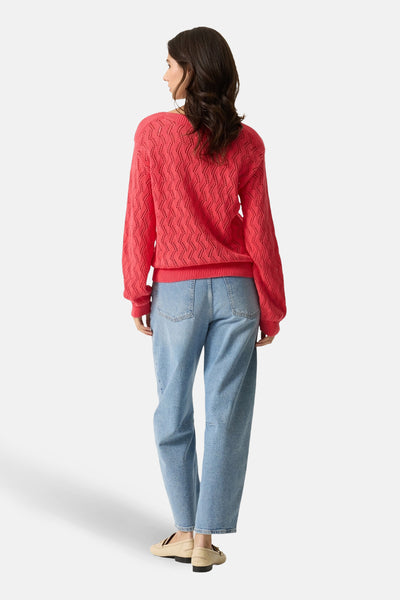 Roze trui met ronde hals van GARCIA, met ajourdetails en gedragen met een blauwe jeans.
