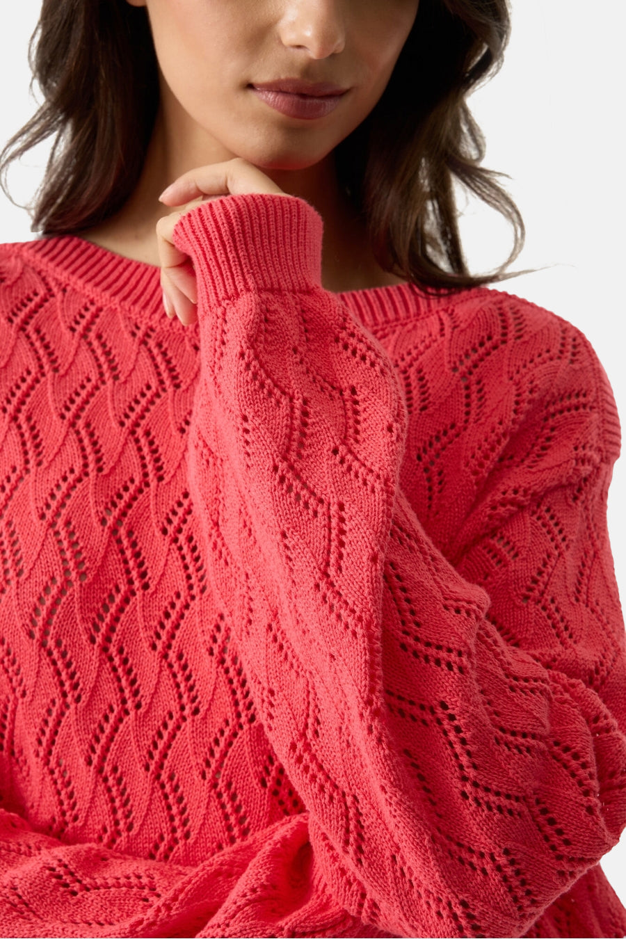 Pull rose à col rond de GARCIA avec motif ajouré et manches longues.
