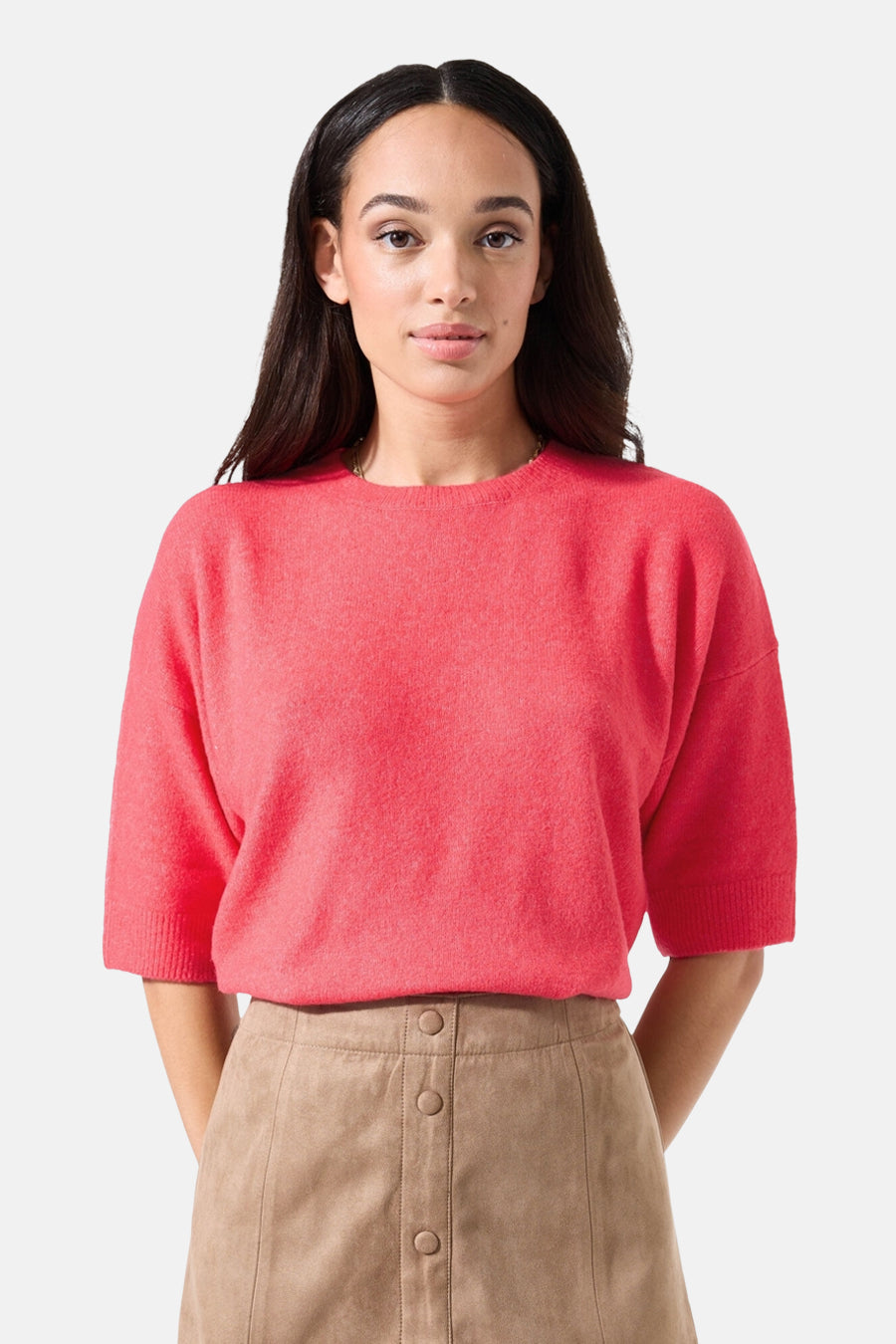 Pull à col rond rose de GARCIA, porté avec une jupe marron boutonnée.