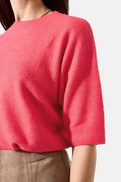 Pull à col rond rose de GARCIA, en maille fine, porté avec un pantalon marron clair.