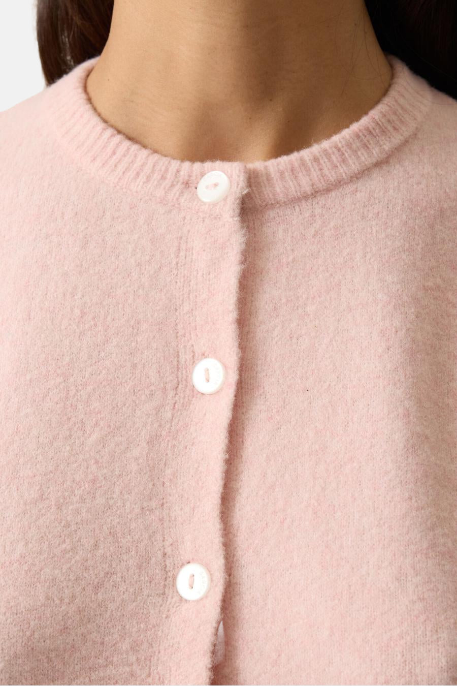 Cardigan rose en maille de GARCIA, avec une fermeture boutonnée et un col rond.