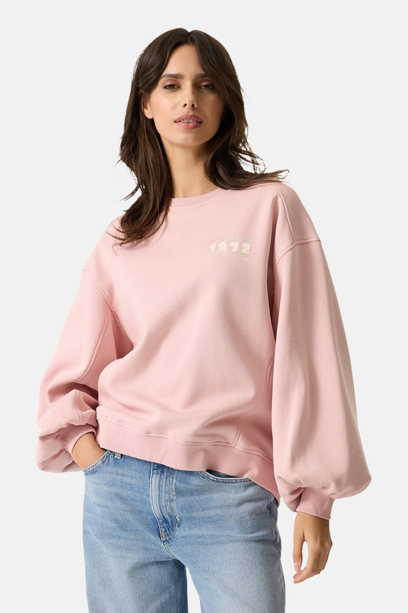Zweetshirt van GARCIA, pofmouwen, gedragen met een wijde blauwe jeans en beige loafers, achtergezicht.