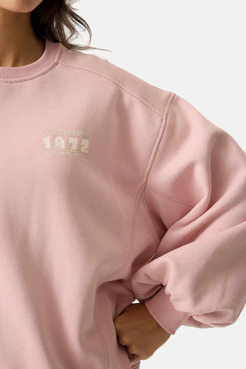 Sweat-shirt rose à col rond de GARCIA, avec un imprimé sur la poitrine.
