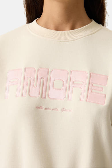 Sweat-shirt écru GARCIA, avec le mot « AMORE » rose brodé sur le devant.