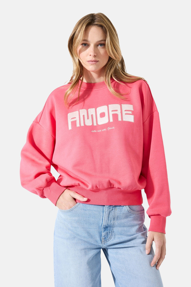Garcia ronde hals sweatshirt, versierd met een "AMORE" reliëflettering en een geborduurde tekst.