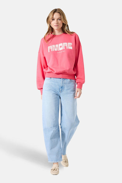 Garcia sweatshirt, gedragen met een wijde lichtblauwe jeans en beige loafers.