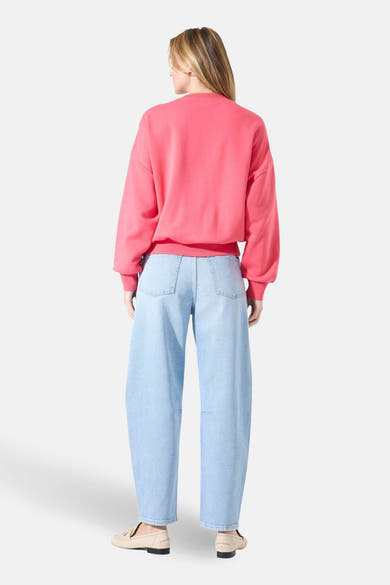 Sweat rose de GARCIA, porté avec un jean bleu ample et des mocassins beiges, vue de dos.