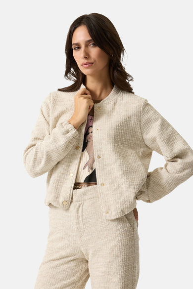 Korte beige jas van GARCIA, in getextureerd breisel met gouden knopen, lange pofmouwen.