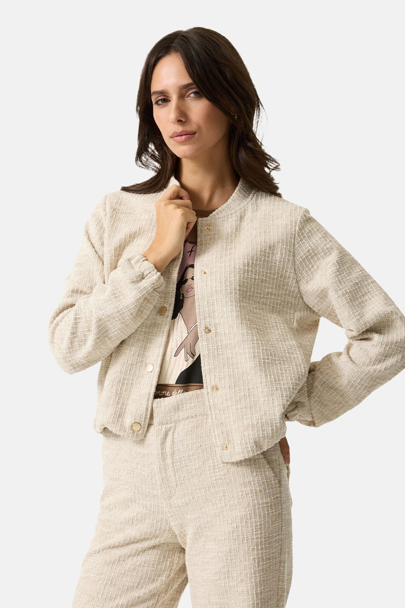 Korte beige jas van GARCIA, in getextureerd breisel met gouden knopen, lange pofmouwen.