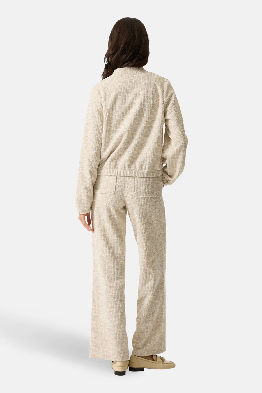 Veste courte beige de GARCIA, texturée, avec pantalon assorti et chaussures en cuir.