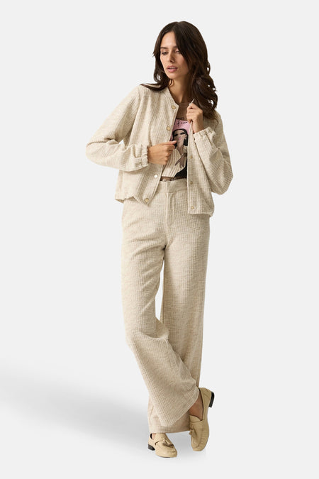 Pantalon de costume beige de GARCIA, avec une texture tweed et une coupe droite, porté avec un veston assorti.