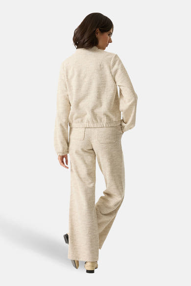 Pantalon de costume beige de GARCIA, coupe évasée et poches plaquées au dos.