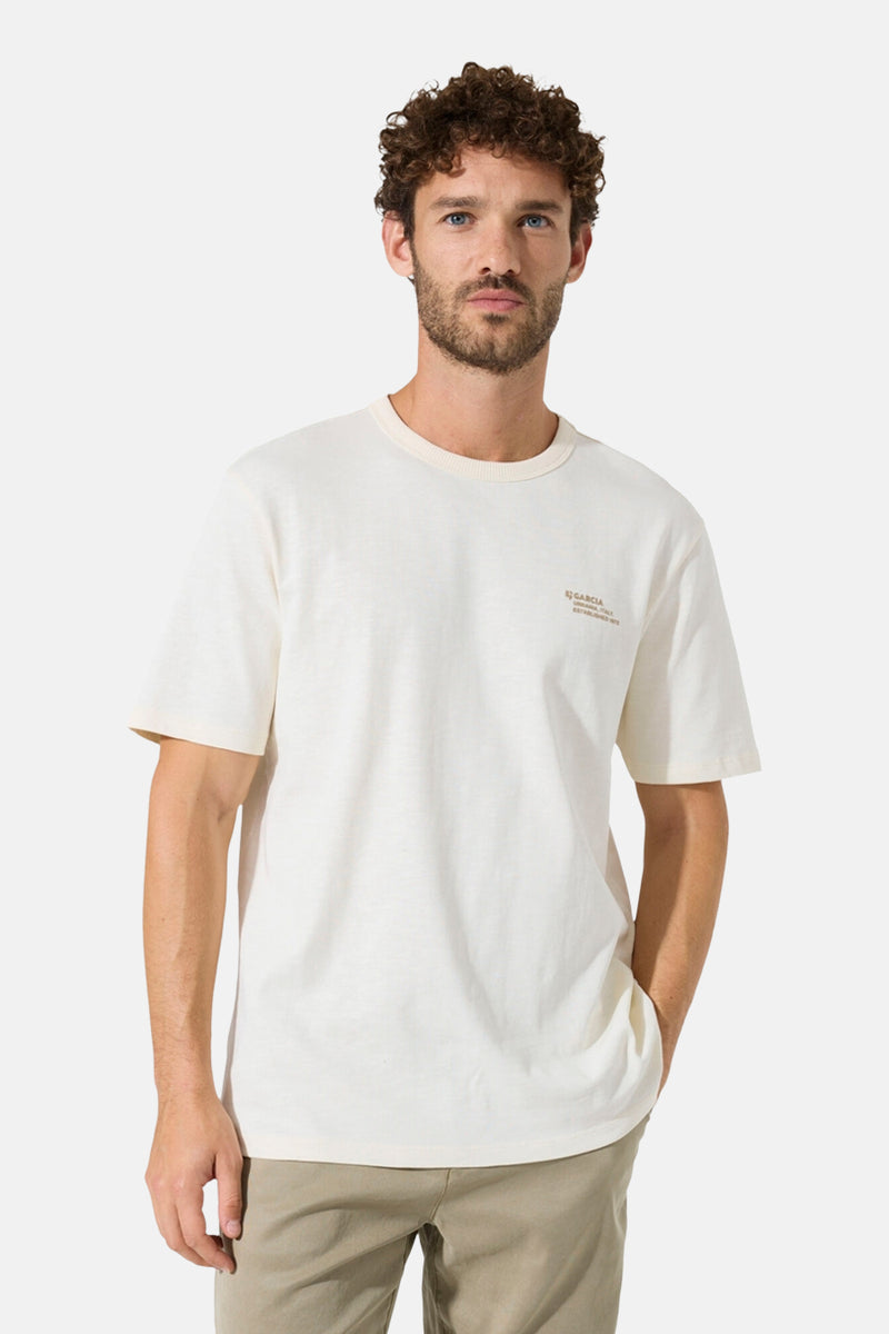 T-shirt écru à manches courtes de GARCIA, porté avec un pantalon beige.