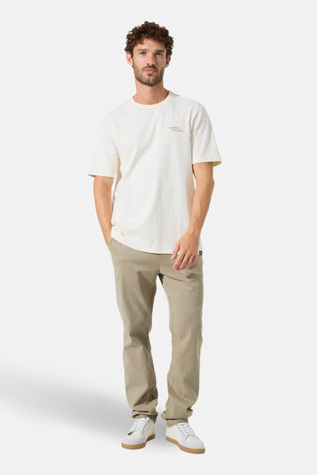 T-shirt à manches courtes écru de GARCIA, avec un petit logo sur la poitrine.