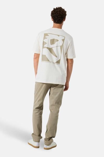 T-shirt à manches courtes écru de GARCIA, avec un motif graphique imprimé au dos, porté avec un pantalon beige.
