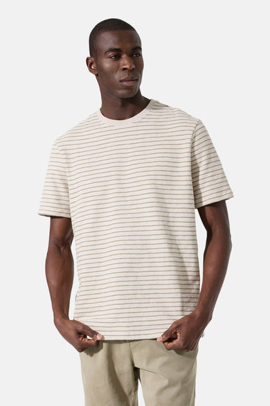 Ecru T-shirt met korte mouwen van GARCIA, met horizontale strepen en gedragen met een beige broek.