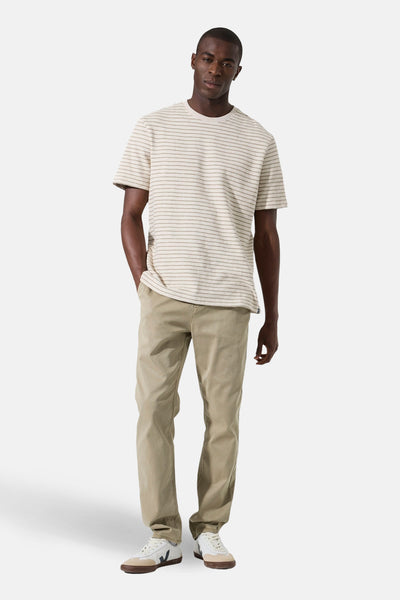 Ecru T-shirt met korte mouwen van GARCIA, met horizontale strepen, gedragen met een beige broek en witte sneakers.