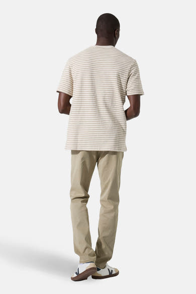 Ecru T-shirt met korte mouwen van GARCIA, horizontaal gestreept, gedragen met een kaki broek en witte sneakers.