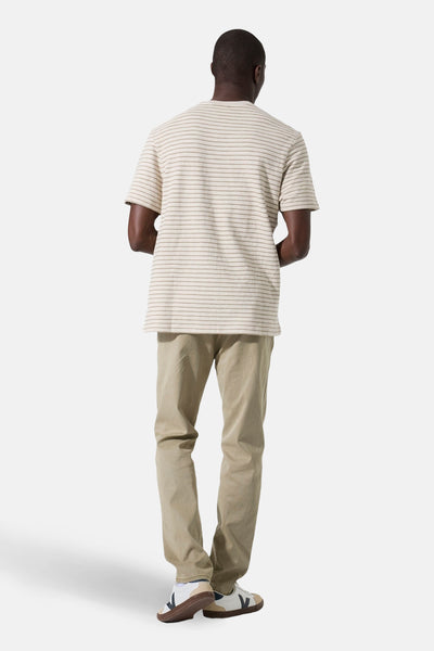 Ecru T-shirt met korte mouwen van GARCIA, horizontaal gestreept, gedragen met een kaki broek en witte sneakers.