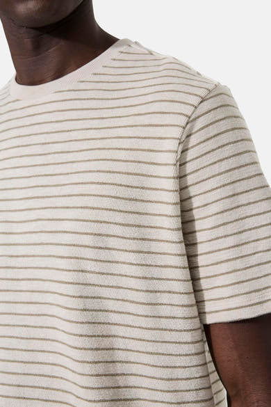 Ecru T-shirt met korte mouwen van GARCIA, met lichtbruine horizontale strepen en een gebreide textuur.